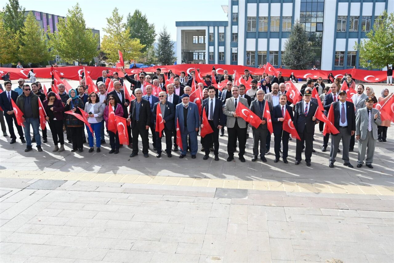  Çankırı Karatekin Üniversitesi'nde (ÇAKÜ) Cumhuriyet'in kuruluşunun 102. yılı 102 metrelik