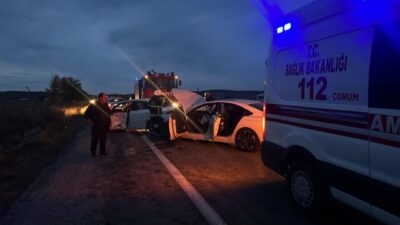 Çorum'un Alaca ilçesinde çarpışan iki otomobildeki 3 kişi yaralandı.