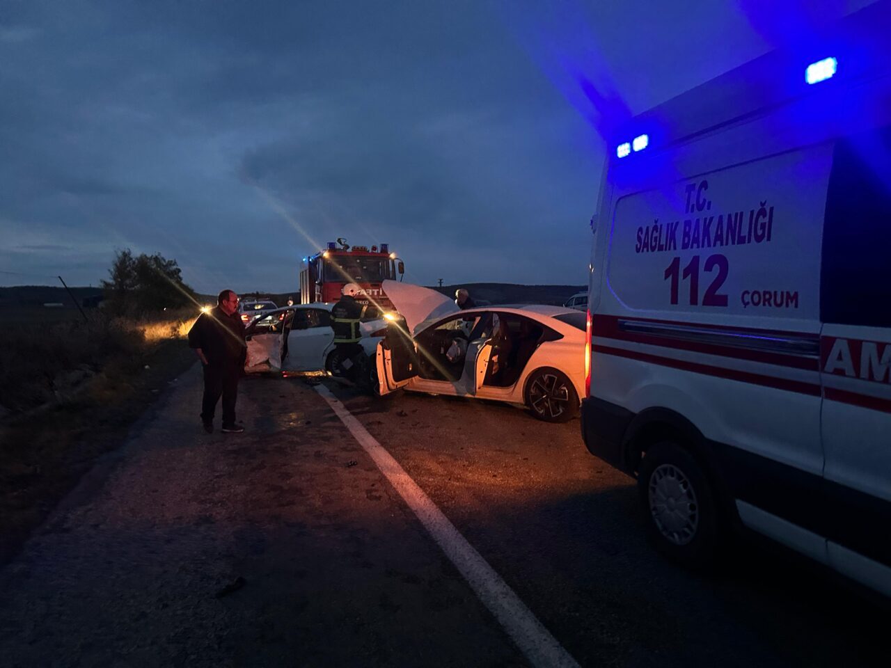 Çorum'un Alaca ilçesinde çarpışan iki otomobildeki 3 kişi yaralandı.