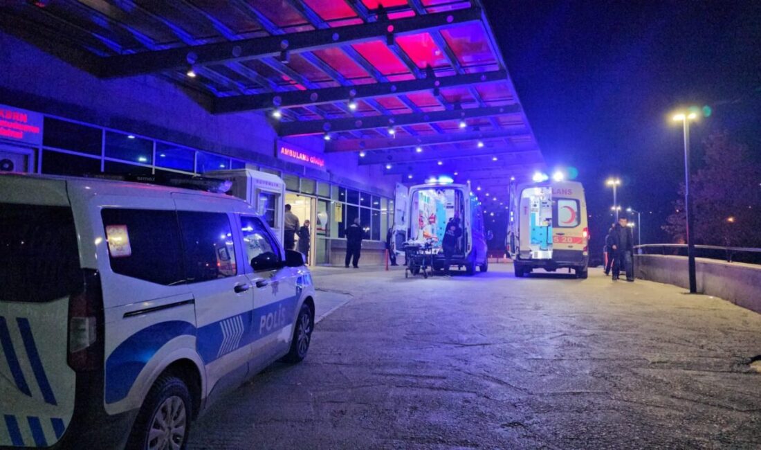  Çorum'da iki grup arasında çıkan kavgada 2 kişi bıçakla yaralandı.