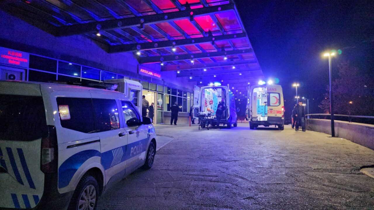  Çorum'da iki grup arasında çıkan kavgada 2 kişi bıçakla yaralandı.