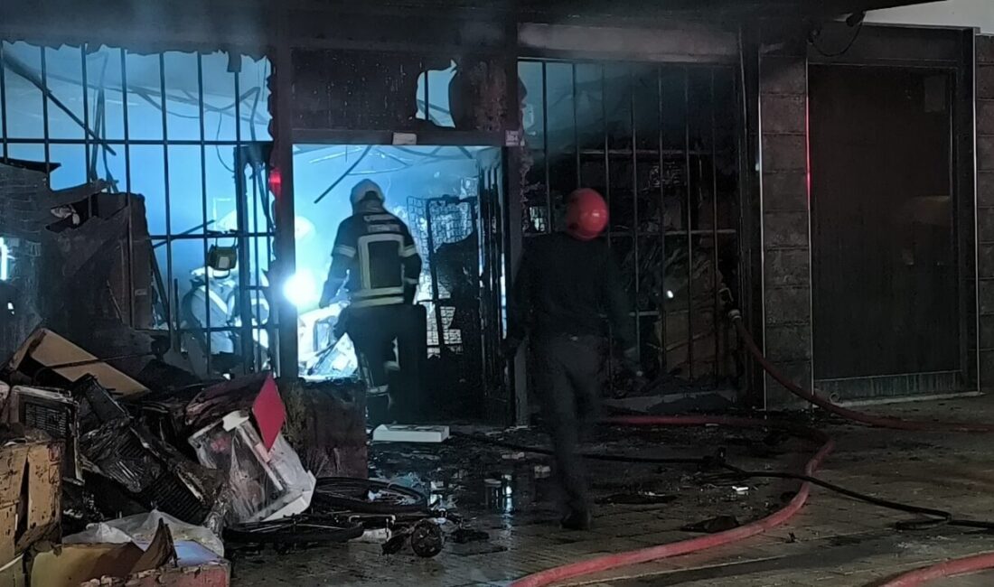 Çorum'da bir alışveriş merkezinin (AVM) deposunda çıkan yangın söndürüldü.