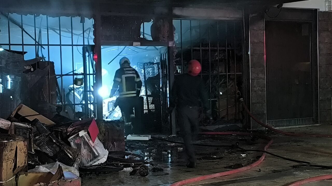 Çorum'da bir alışveriş merkezinin (AVM) deposunda çıkan yangın söndürüldü.