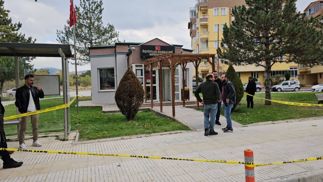 Çorum'da mahalle muhtarlığına silahla saldıran kişi, polis ekiplerince yakalandı.