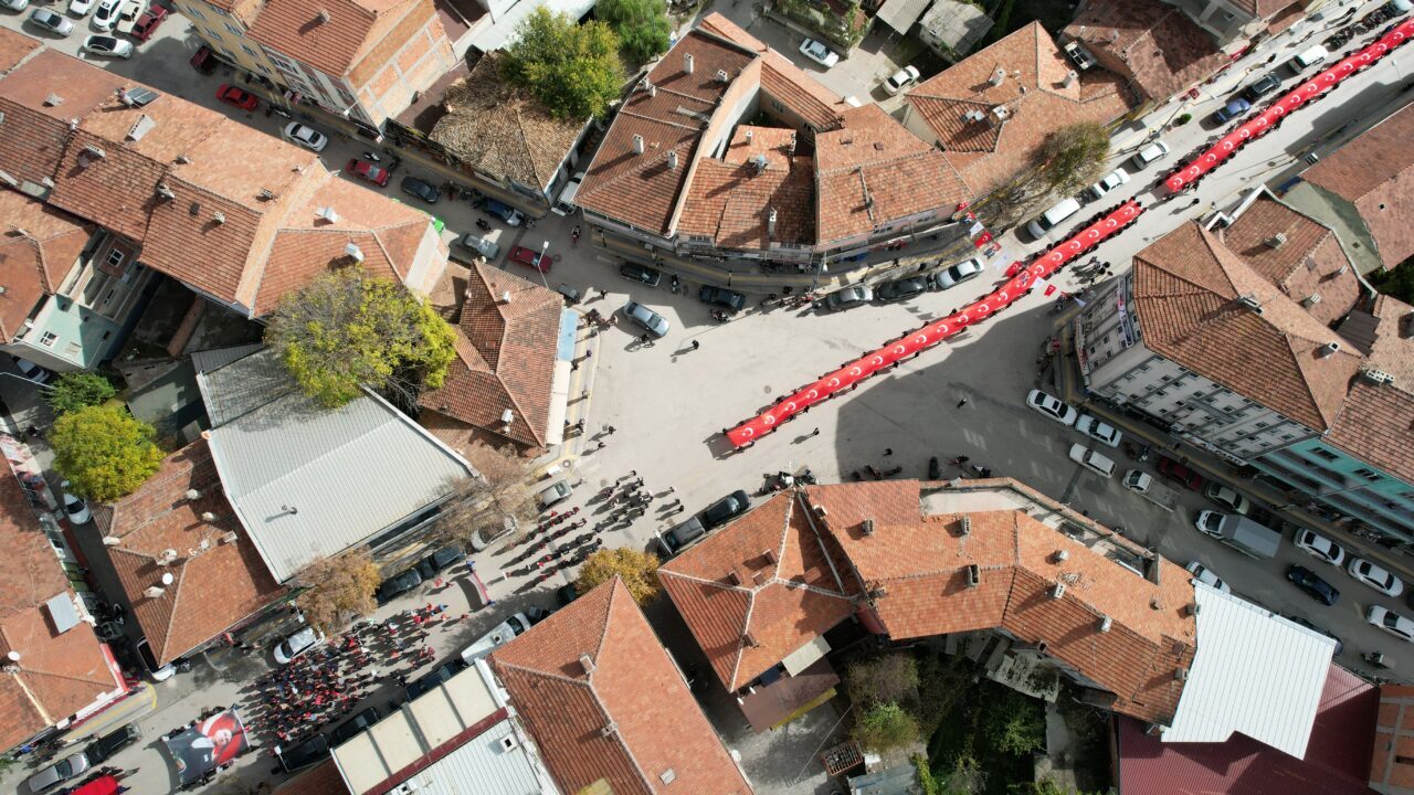  Çorum'un Osmancık ilçesinde Cumhuriyet'in 102. yıl dönümü dolayısıyla Bayrak Yürüyüşü