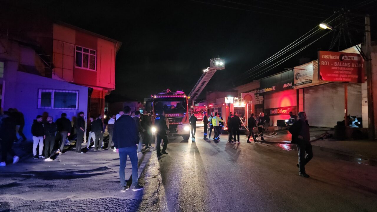  Çorum'da bir oto lastik dükkanında çıkan yangın hasara neden oldu.