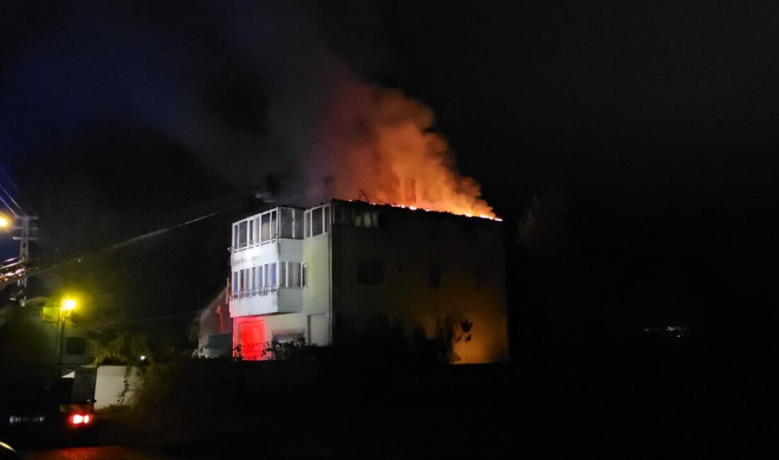  Çorum'da yıldırım isabet etmesi sonucu iki katlı evde çıkan yangın,