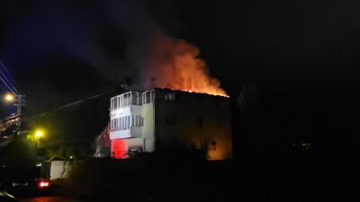  Çorum'da yıldırım isabet etmesi sonucu iki katlı evde çıkan yangın,