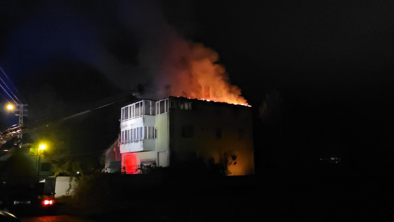  Çorum'da yıldırım isabet etmesi sonucu iki katlı evde çıkan yangın,