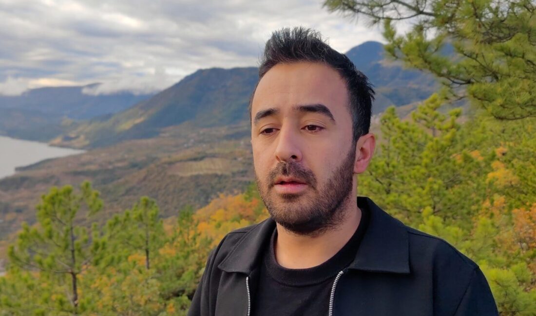  Çorum'un Oğuzlar ilçesinde bir genç, 1100 rakımlı tepeye Türk bayrağı