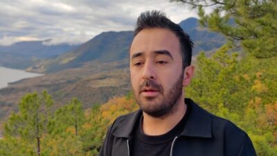  Çorum'un Oğuzlar ilçesinde bir genç, 1100 rakımlı tepeye Türk bayrağı