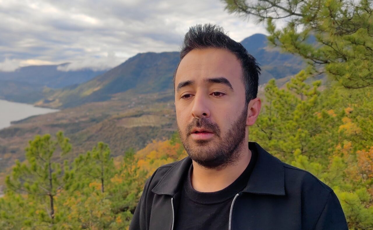  Çorum'un Oğuzlar ilçesinde bir genç, 1100 rakımlı tepeye Türk bayrağı