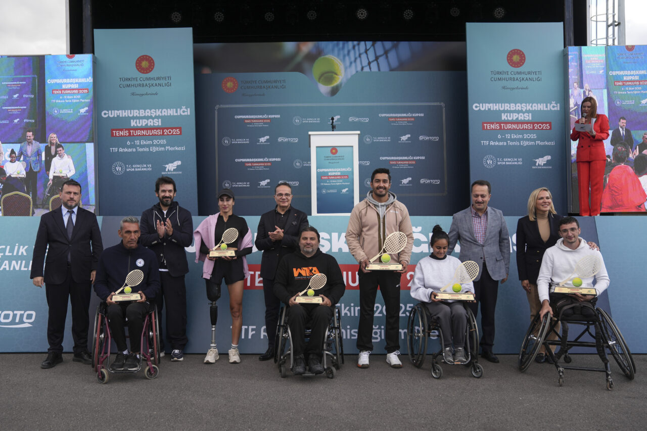 Cumhurbaşkanlığı Kupası Tenis Turnuvası'nı tek kadınlarda Çağla Büyükakçay, tek erkeklerde