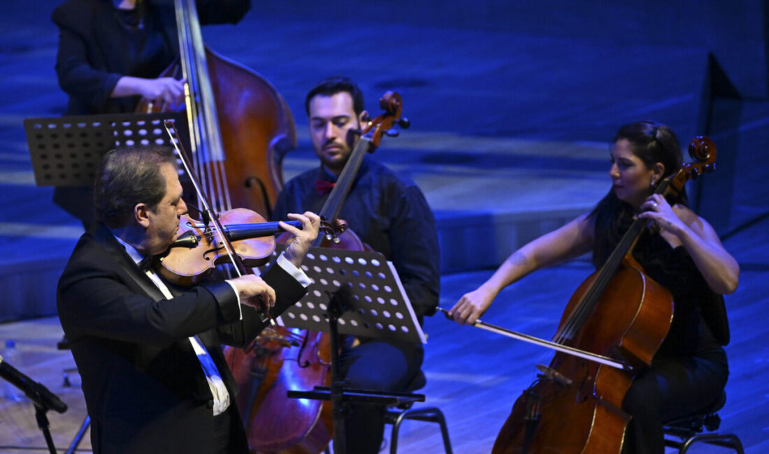 Keman virtüözü Cihat Aşkın ile bariton Teyfik Rodos, Cumhuriyet'in 102.