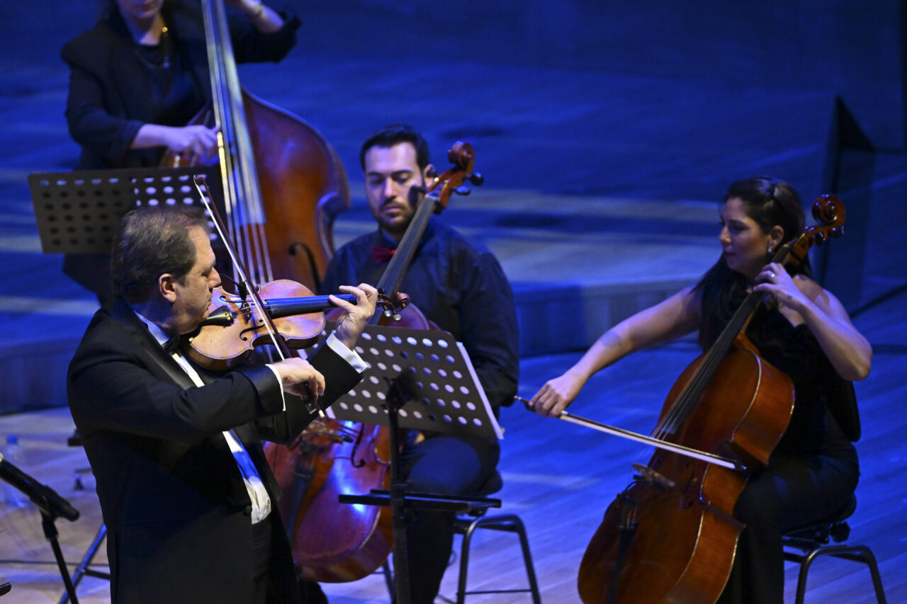 Keman virtüözü Cihat Aşkın ile bariton Teyfik Rodos, Cumhuriyet'in 102.