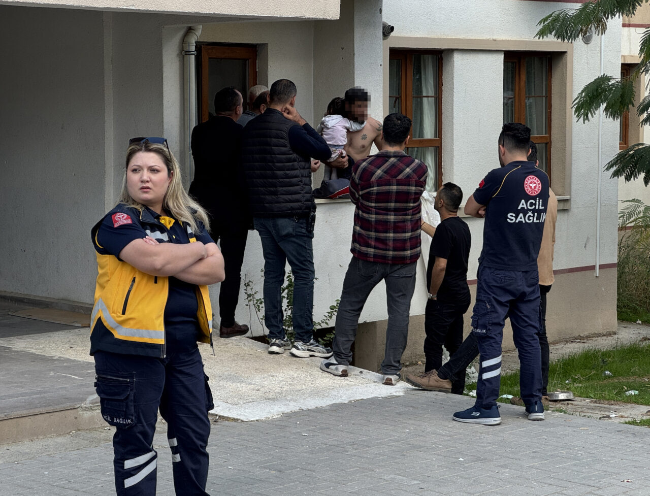 Denizli'nin Merkezefendi ilçesinde karısını ve kız çocuğunu yaralayıp diğer kızını