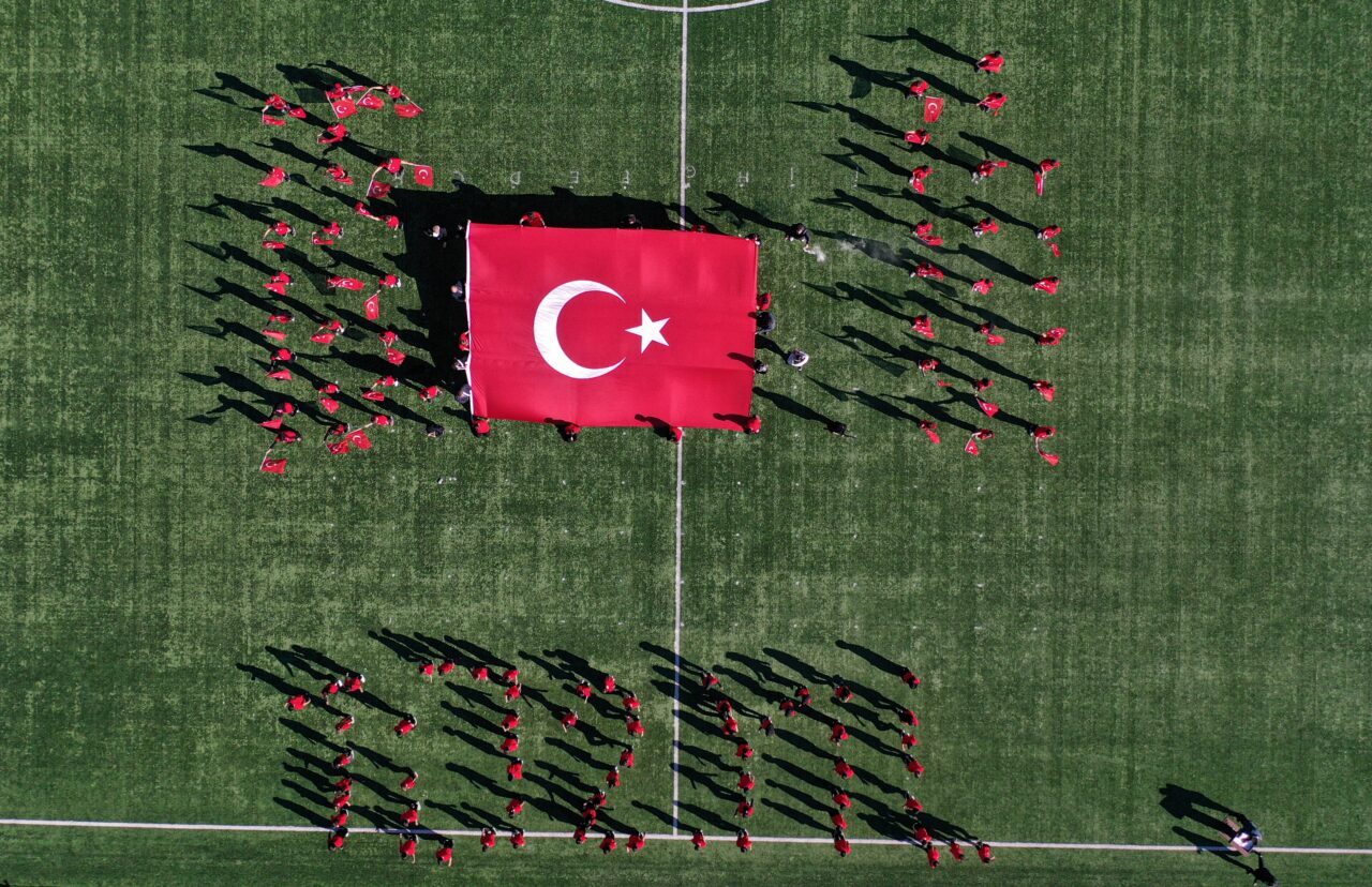 Önceki gün 6,1 büyüklüğündeki depremin meydana geldiği Balıkesir'in Sındırgı ilçesinde