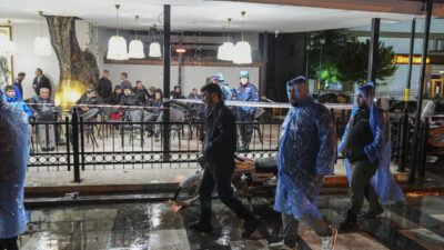 Balıkesir'in Sındırgı ilçesinde 6,1 büyüklüğündeki depremin ardından başlayan sağanak, çalışmaları