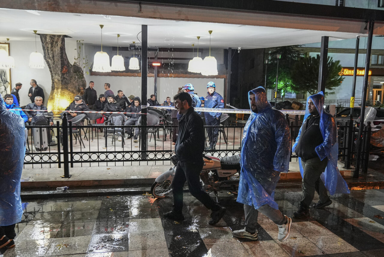 Balıkesir'in Sındırgı ilçesinde 6,1 büyüklüğündeki depremin ardından başlayan sağanak, çalışmaları