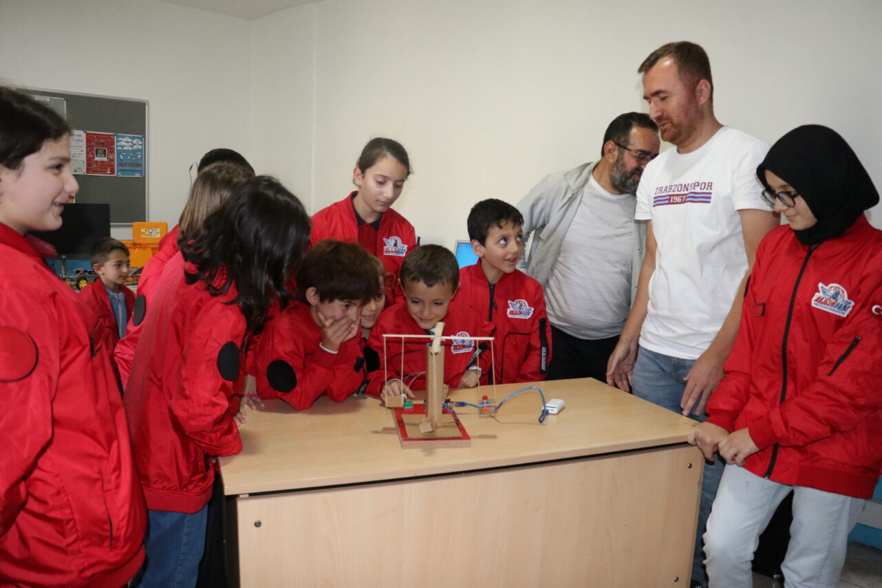  Trabzon'un Köprübaşı ilçesinde Dijital Birlik Platformunca oluşturulan "Serdar Orhan Robotik