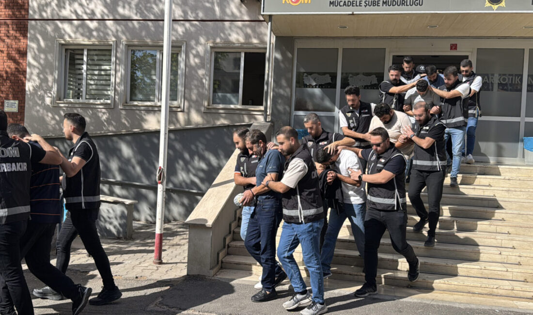 Diyarbakır merkezli 13 ilde düzenlenen silah ve mühimmat kaçakçılığı operasyonunda