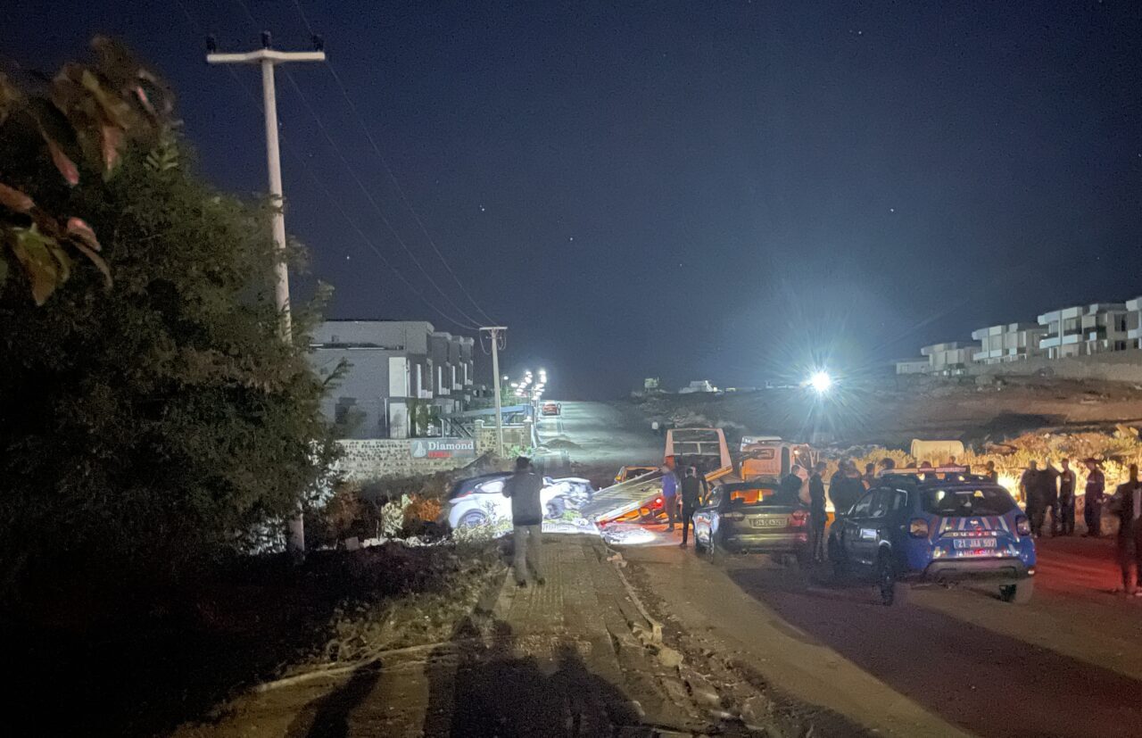  Diyarbakır'da sürücüsü "Dur" ihtarına uymayan SUV tipi aracın, 2'si polise