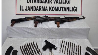  Diyarbakır'da düzenlenen operasyonda ruhsatsız silah ve mühimmat ele geçirildi.