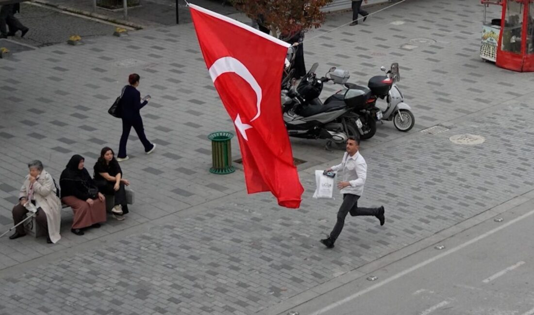 Düzce'de, Cumhuriyetin 102. yılına ithafen yapılan sosyal deneyde vatandaşların bayrak