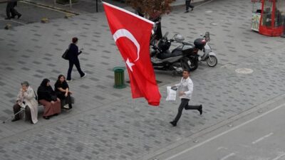 Düzce'de, Cumhuriyetin 102. yılına ithafen yapılan sosyal deneyde vatandaşların bayrak