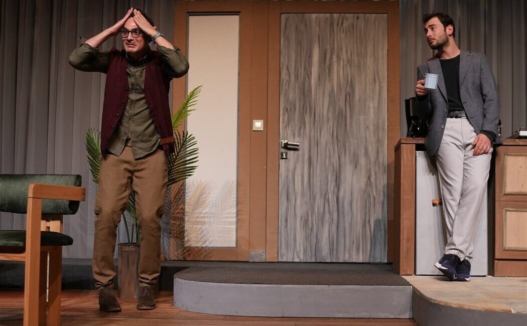 Edirne Devlet Tiyatrosu'nda, "Aşk Listesi" adlı oyun sanatseverlerle buluşacak.