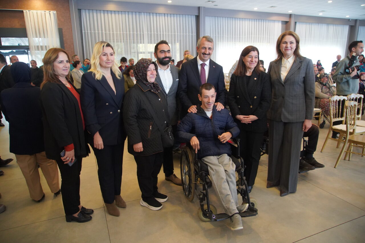  Edirne'de ihtiyaç sahibi engelli vatandaşlara 30 akülü sandalye dağıtıldı.