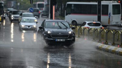  Edirne'de etkili sağanak hayatı olumsuz etkiledi.