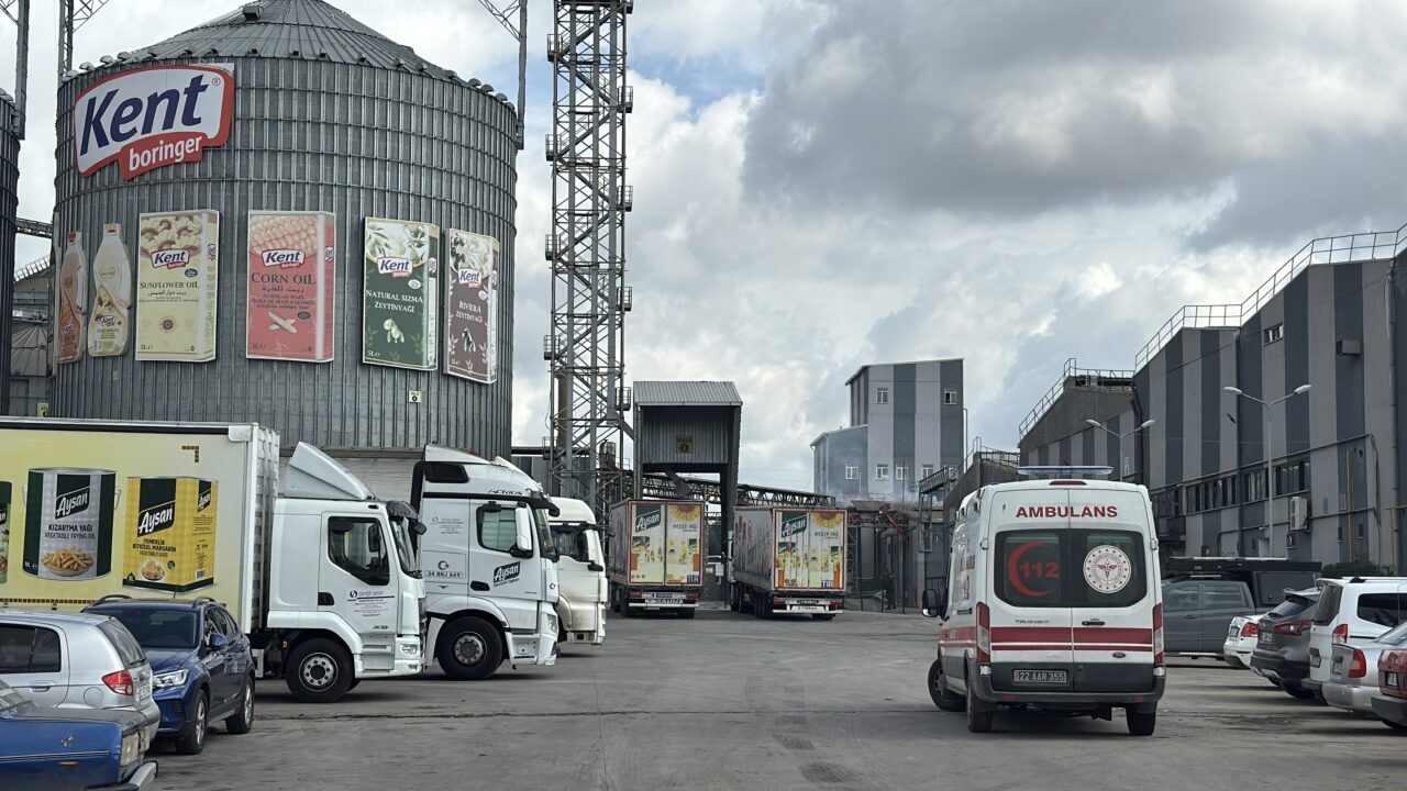 Edirne'de sıvı yağ üreten bir fabrikanın küspe sıkıştırma makinesinde meydana