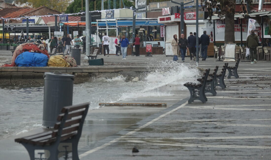 Balıkesir'in Edremit ilçesinde öğle saatlerinden itibaren etkisini artıran lodos nedeniyle