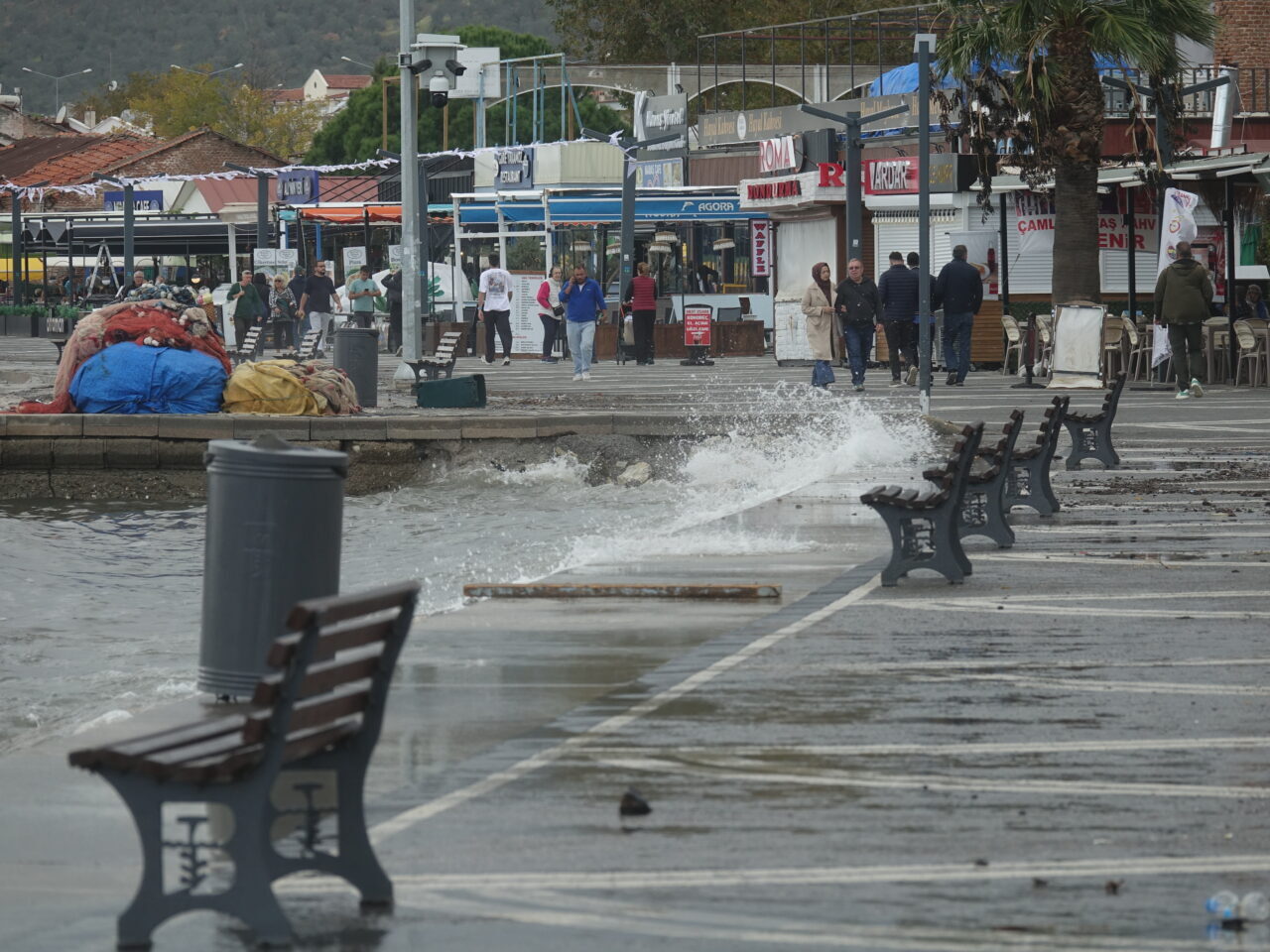 Balıkesir'in Edremit ilçesinde öğle saatlerinden itibaren etkisini artıran lodos nedeniyle