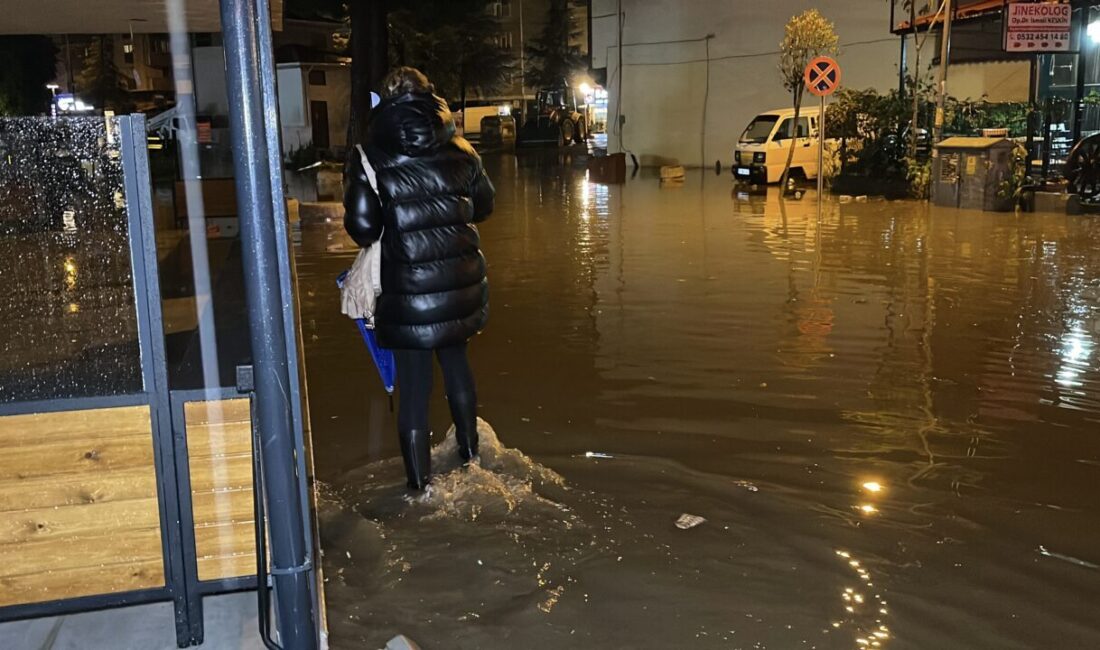  Balıkesir'in Edremit Körfezi'ndeki Edremit ve Burhaniye ilçelerinde sağanak etkili oldu.
