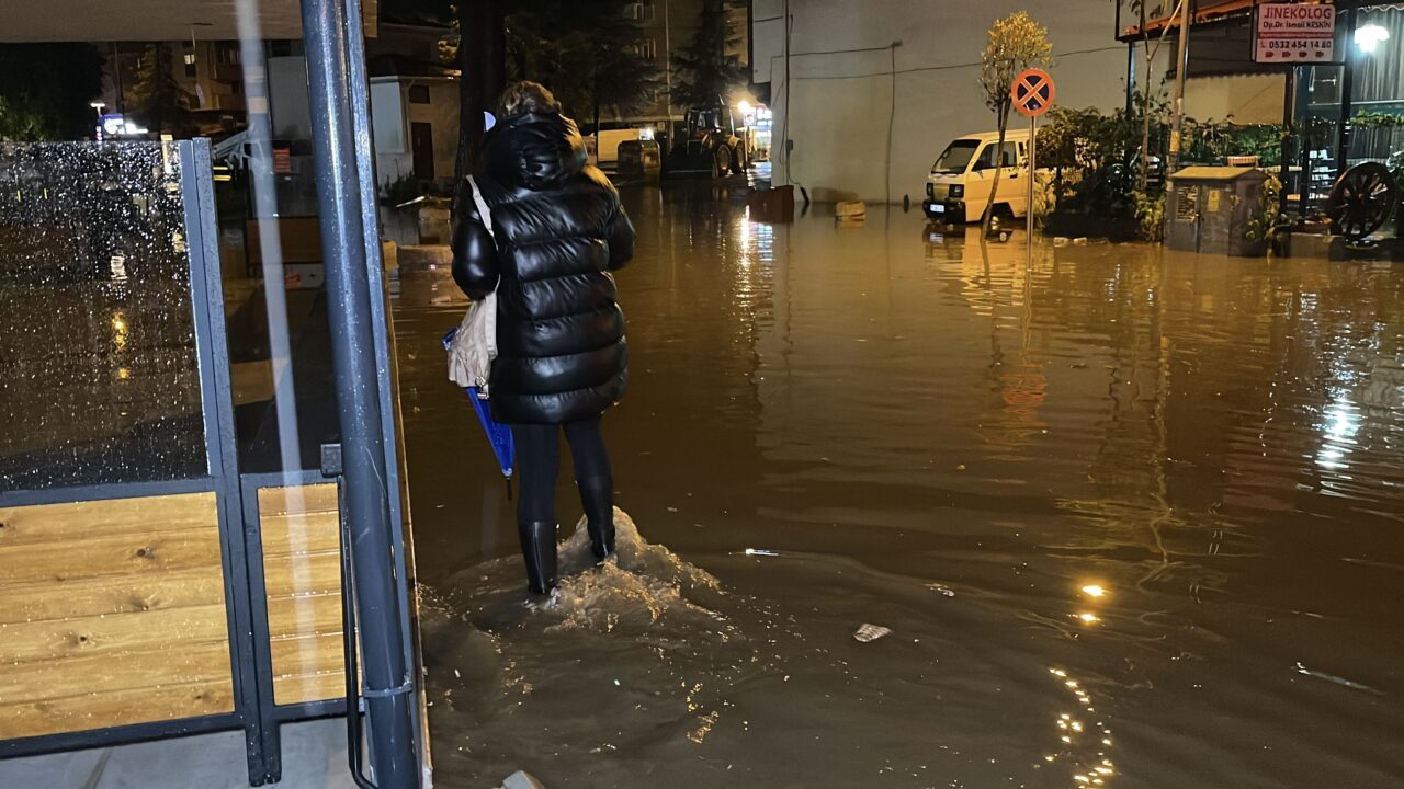  Balıkesir'in Edremit Körfezi'ndeki Edremit ve Burhaniye ilçelerinde sağanak etkili oldu.