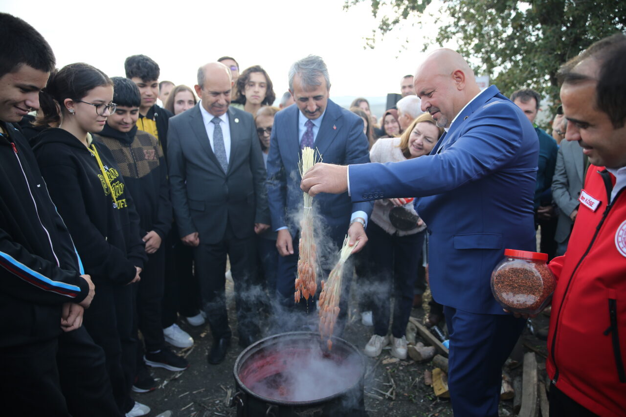  Osmanlı döneminde, formülü Avrupa'ya casusluk yoluyla çıkarıldığı için "efsane renk"