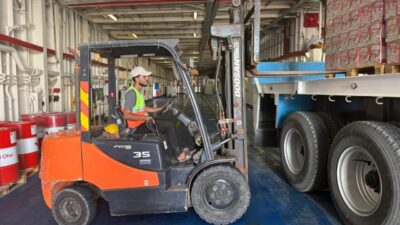  Gazze için insani yardım taşıyan 17. "İyilik Gemisi"nin El-Ariş Limanı'na