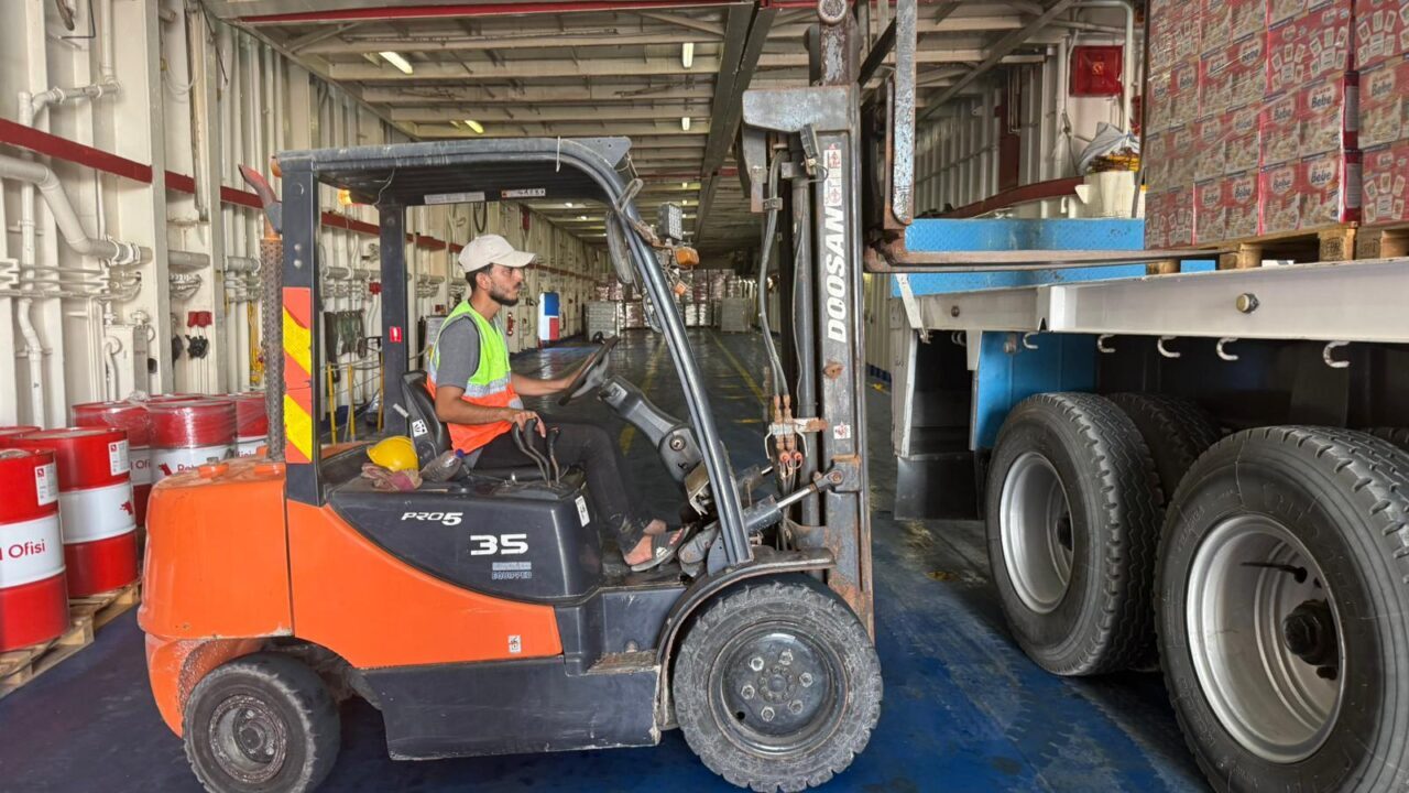  Gazze için insani yardım taşıyan 17. "İyilik Gemisi"nin El-Ariş Limanı'na