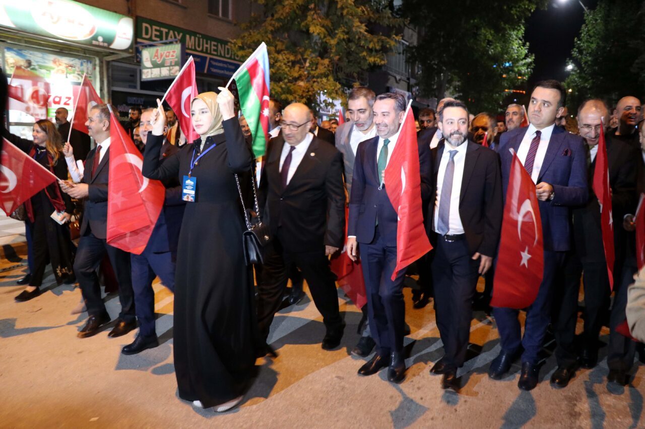 Elazığ'da "28. Uluslararası Hazar Şiir Akşamları" etkinliği Şairler Yürüyüşüyle başladı.