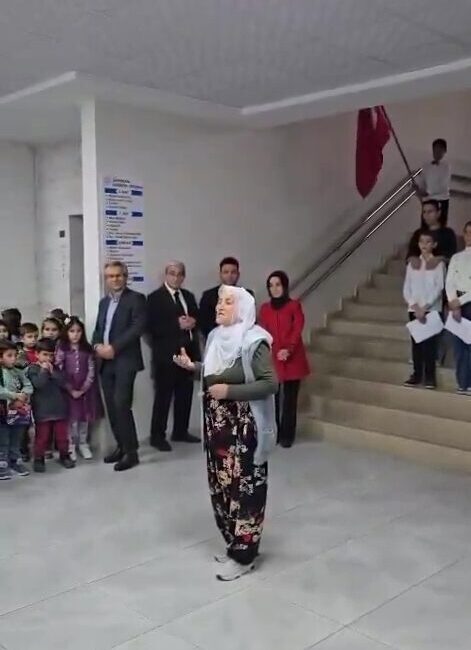  Elazığ'da Türkiye Cumhuriyeti'nin 102. yıl dönümü dolayısıyla bir okulda düzenlenen