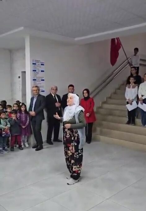  Elazığ'da Türkiye Cumhuriyeti'nin 102. yıl dönümü dolayısıyla bir okulda düzenlenen