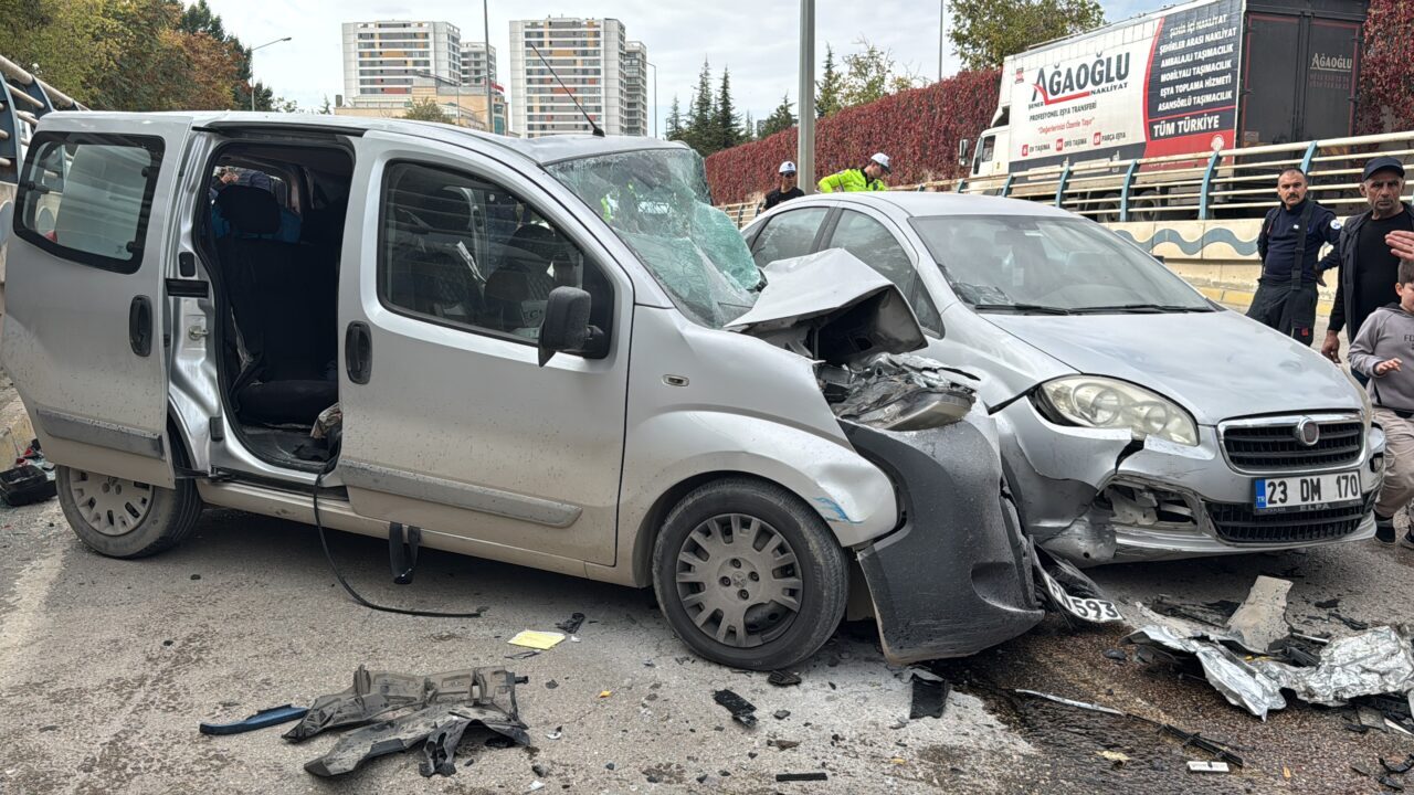 Elazığ'da 3 aracın karıştığı zincirleme trafik kazasında 1'i ağır 5