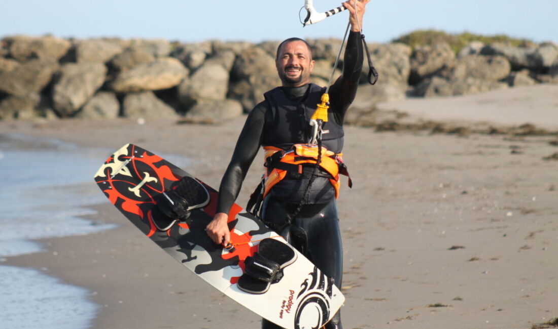 Karadeniz kıyılarının elverişli rüzgar koşulları, Samsun'da kitesurf (uçurtma sörfü) tutkunlarını