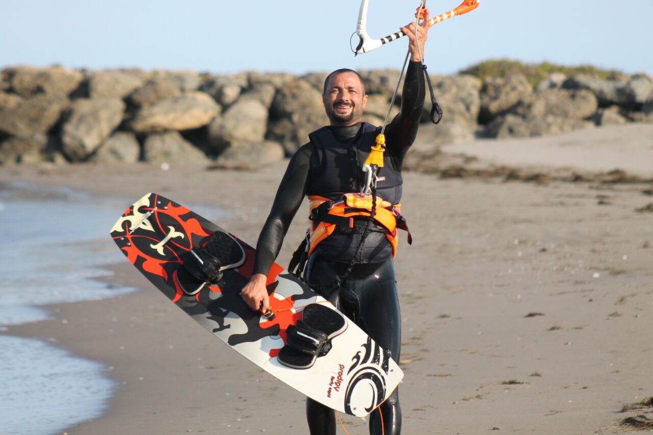 Karadeniz kıyılarının elverişli rüzgar koşulları, Samsun'da kitesurf (uçurtma sörfü) tutkunlarını