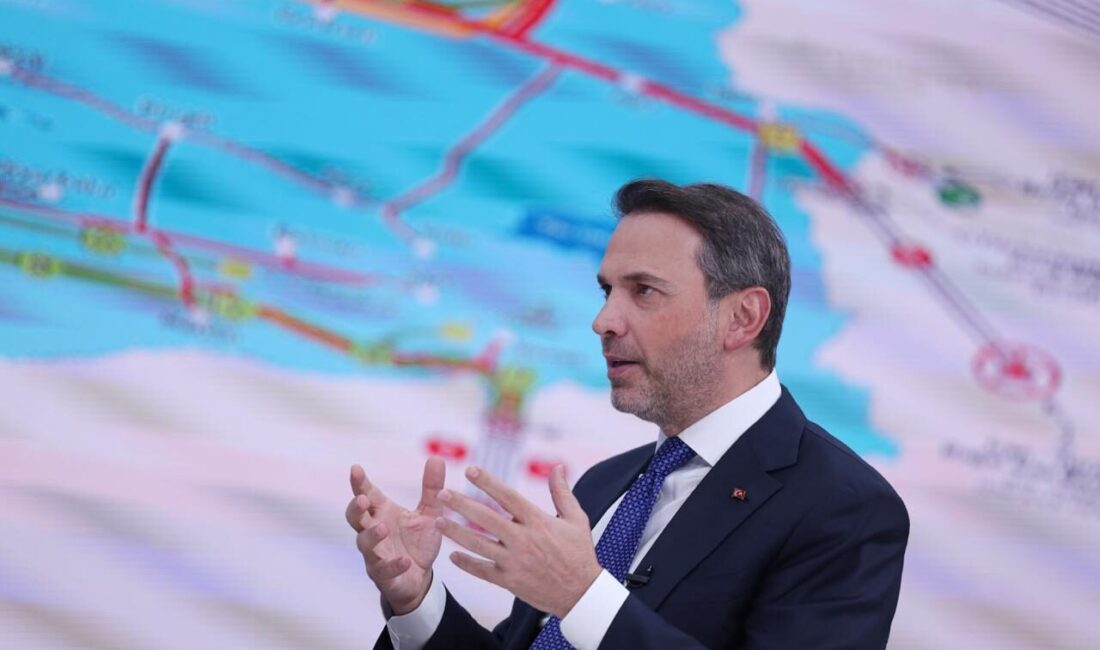 Enerji ve Tabii Kaynaklar Bakanı Alparslan Bayraktar, Diyarbakır'da kaya petrolüyle