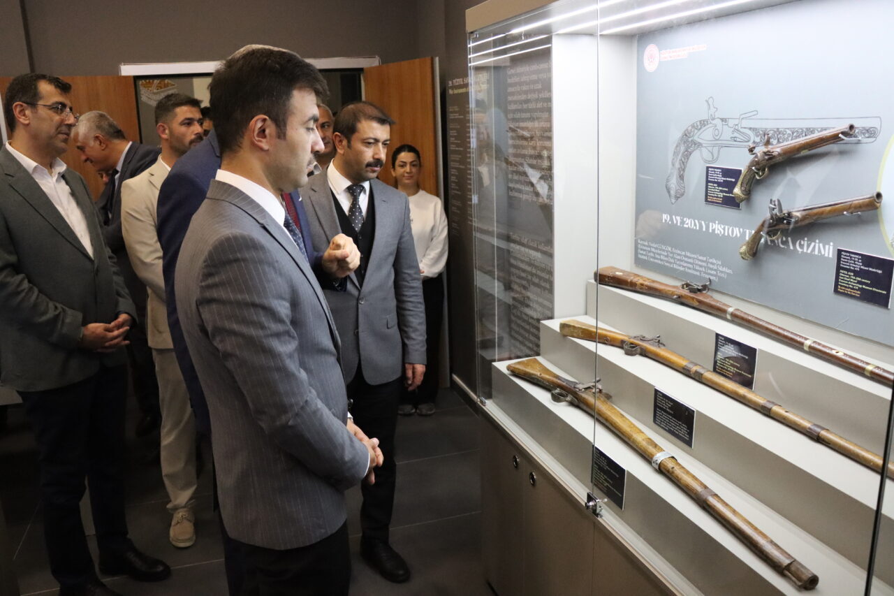 Erzincan'da "Cumhuriyet'in 102. yılında 102 Süreli Sergi Projesi" kapsamında düzenlenen