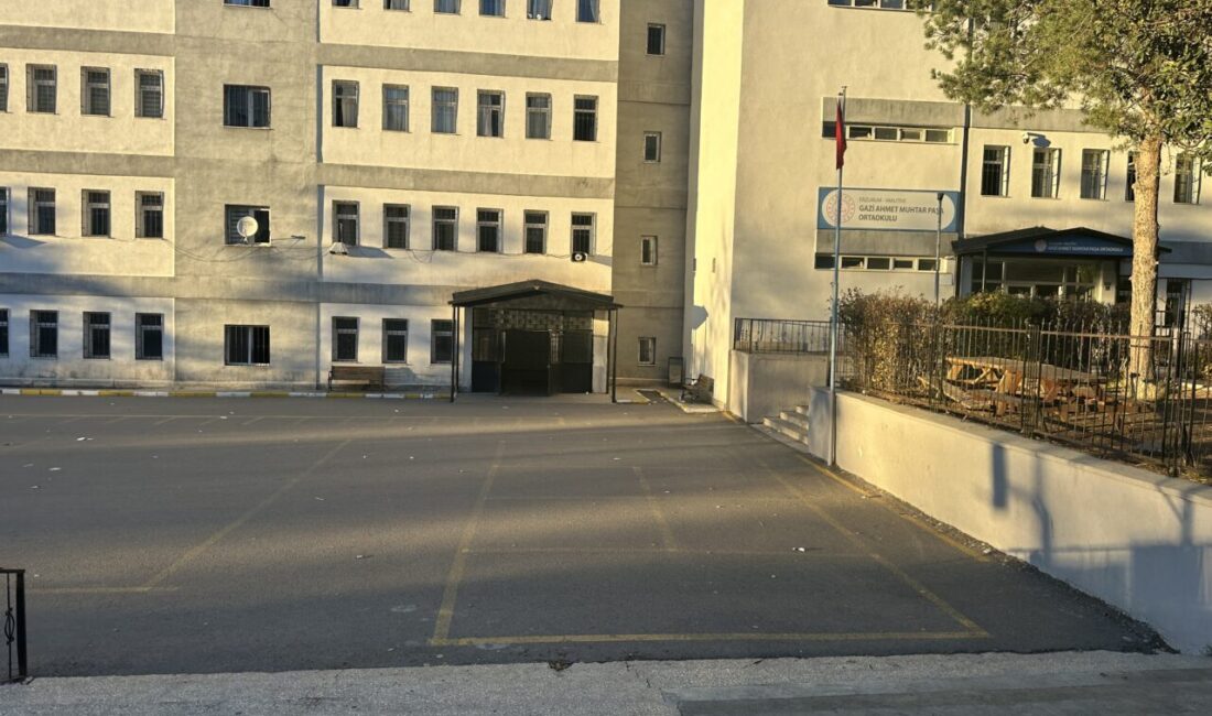 Erzurum'un Yakutiye ilçesindeki bir ortaokulda ders bitimi merdivenlerde oluşan yoğunlukta