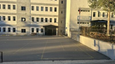 Erzurum'un Yakutiye ilçesindeki bir ortaokulda ders bitimi merdivenlerde oluşan yoğunlukta